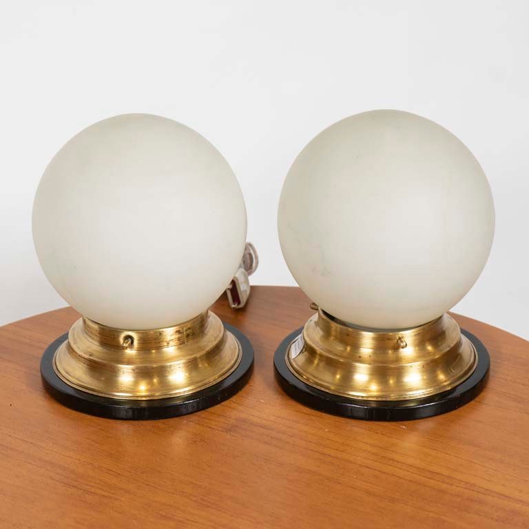 Par de Veladoras con Base de Bronce y Pantalla Esférica