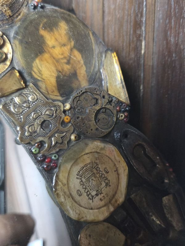 Espejo artesanal con antigüedades varias - imagen 4