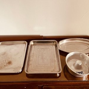 Lote siguiente: Set de 4 Fuentes y Budinera Metálicas