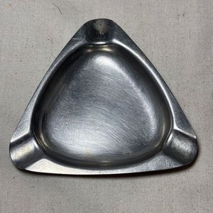 Conjunto de Ceniceros y Platos Pequeños de Porcelana y Metal - imagen 2