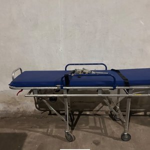 Camilla de Hospital Plegable con Ruedas y Cinturones de Seguridad - imagen 4