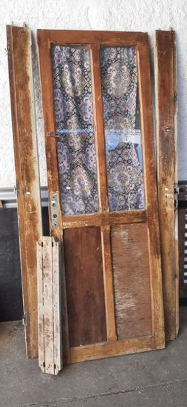 Lote anterior: Puerta de madera con marco desarmado