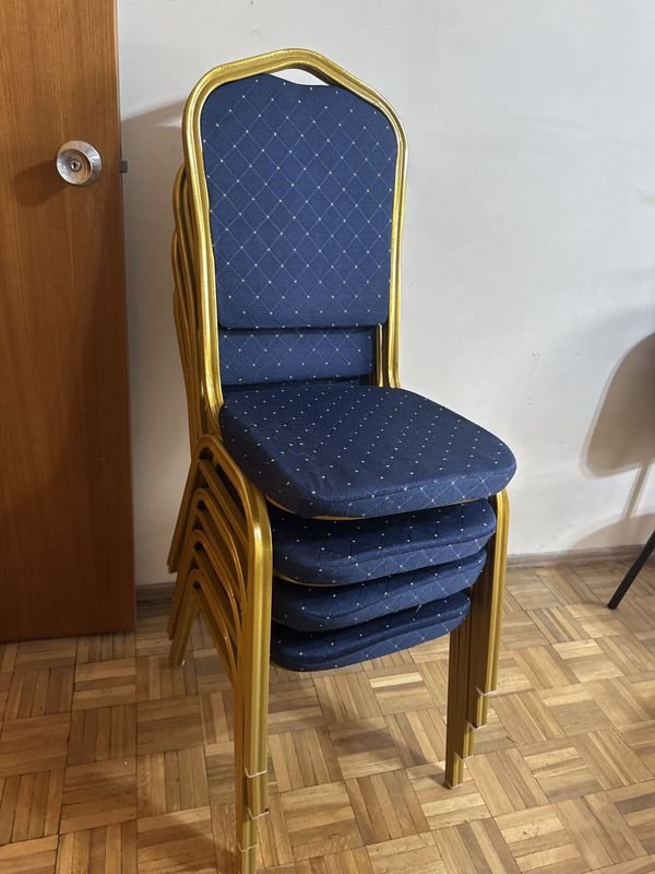 Lote siguiente: Sillas Apilables Modernas de Diseño Azul y Metal