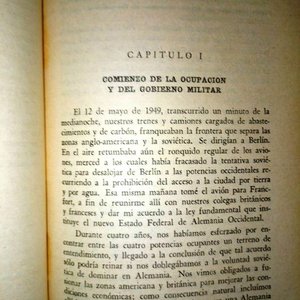 2 Libros "Circulo Militar-Biblioteca del Oficial": Política Internacional y Fuerzas Armadas en la Era Atómica IV y Guerra Fría en Berlín Tomo I (1957) - imagen 2