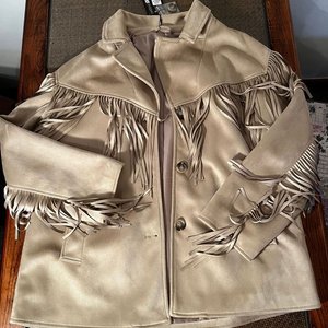 Lote siguiente: Chaqueta Beige con Flecos Rita Ora Talle L