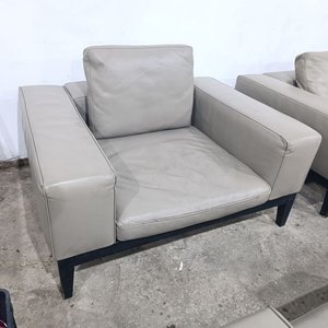 Sillón de Estilo Contemporáneo "Camerich USA" en Cuero Gris con Base de Madera Maciza - imagen 2