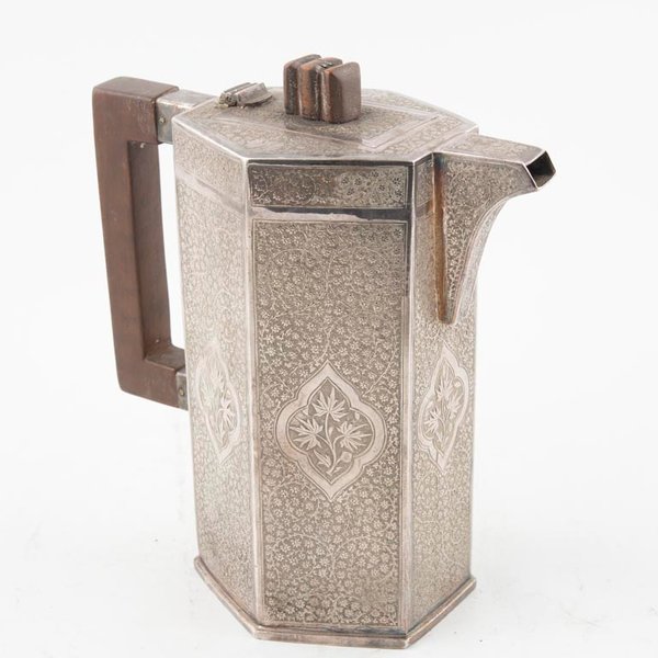 Cafetera Antigua de Plata Labrada con Flores y Asa de Madera - imagen 1
