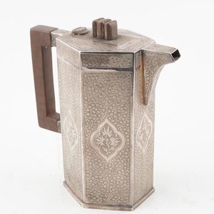 Cafetera Antigua de Plata Labrada con Flores y Asa de Madera - imagen 1