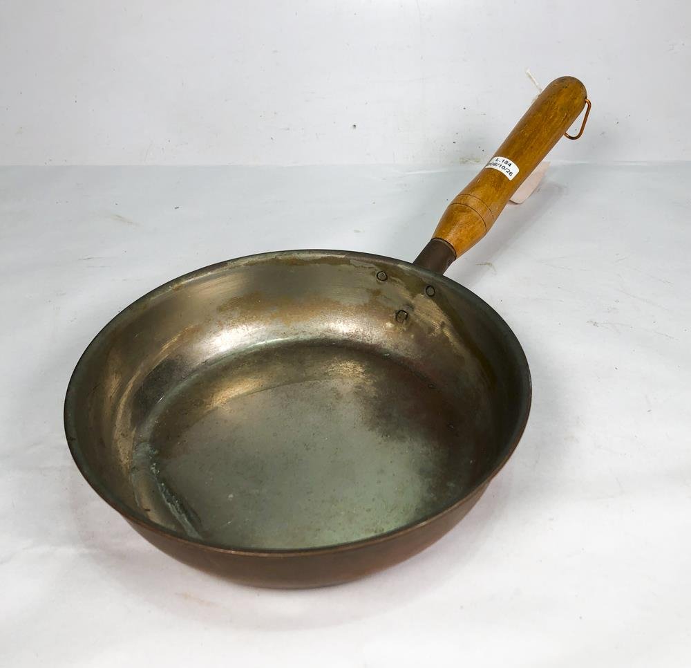 Sartén Antigua de Metal con Mango de Madera
