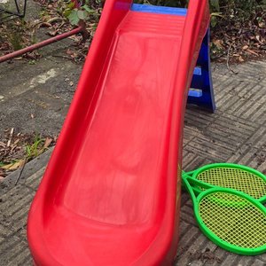 Tobogán Infantil Rojo y Azul con Dos Raquetas Verdes - imagen 3