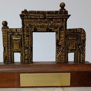 Reproducción Bronce Puerta del Carmen Zaragoza Base Madera Placa Dorada - imagen 4