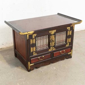 Lote anterior: Mueblecito Coreano Laqueado con Puertas de Vidrio y Cajones
