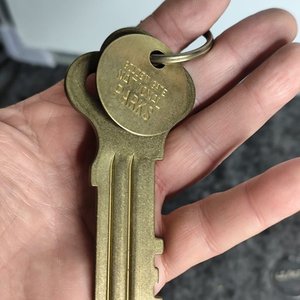 Llave Bronce Alcatraz y Medalla Lucky Strike Empleado - imagen 3