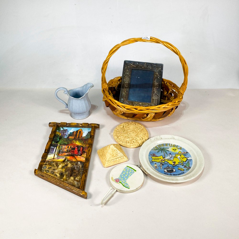Lote siguiente: Colección de artículos decorativos en buen estado