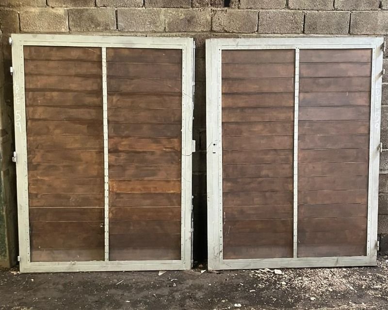 Lote siguiente: Puertas de garaje en hierro y paneles imitación madera