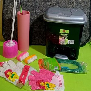 Lote de Accesorios de Baño y Hogar: Cepillos, Tacho con Tapa y Manoplas - imagen 1