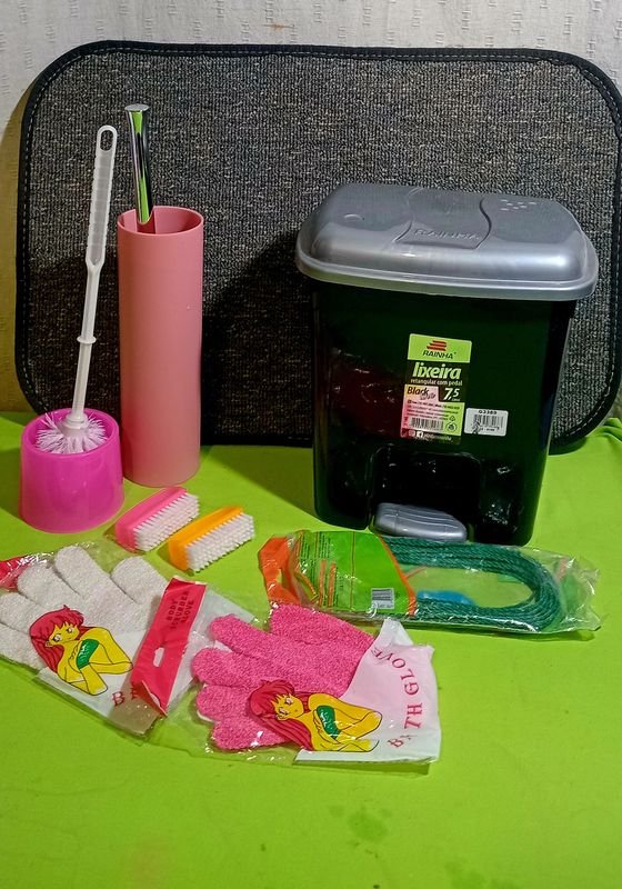 Lote de Accesorios de Baño y Hogar: Cepillos, Tacho con Tapa y Manoplas