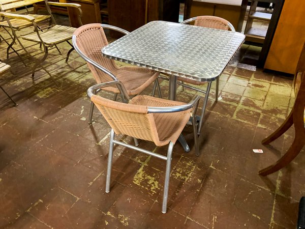 Mesa de Metal y Sillas de Mimbre para Exterior