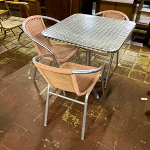 Lote siguiente: Mesa de Metal y Sillas de Mimbre para Exterior
