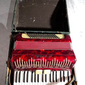 Acordeón a Piano Rojo con Estuche - imagen 2