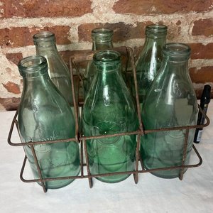 Antiguo Casillero Metálico con 6 Botellas de Leche Conaprole Monograma Nro 8 - imagen 2