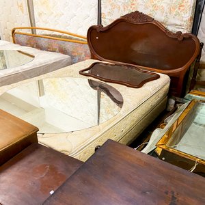 Muebles de Dormitorio: Cama con Cabecero y Espejo - imagen 2