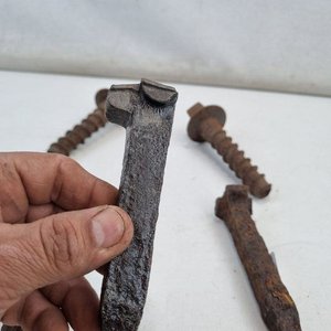 L 363 - 6 Piezas - Lote de seis piezas de hierro, incluyendo cuatro clavos de via o “dog spikes” y dos tirafondos de via o “lag screws” (Con - imagen 4