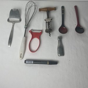 Lote siguiente: Set de 7 Utensilios de Cocina Antiguos: Batidor, Espátula, Destapador y Más