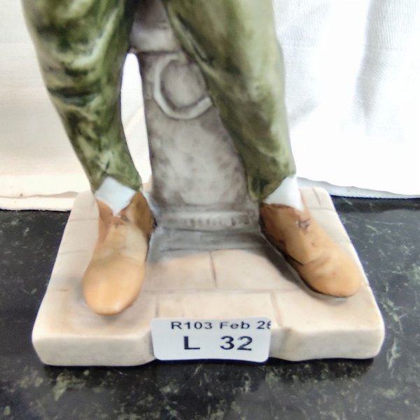 Figura en biscuit de canillita #17/374 - Bicentenario - imagen 2