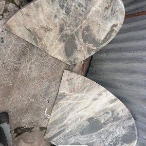 Lote siguiente: Dos Piezas de Mármol Gris y Blanco