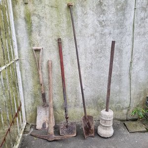 Lote de Herramientas de Madera y Hierro: Palas, Pico y Pisón - imagen 1