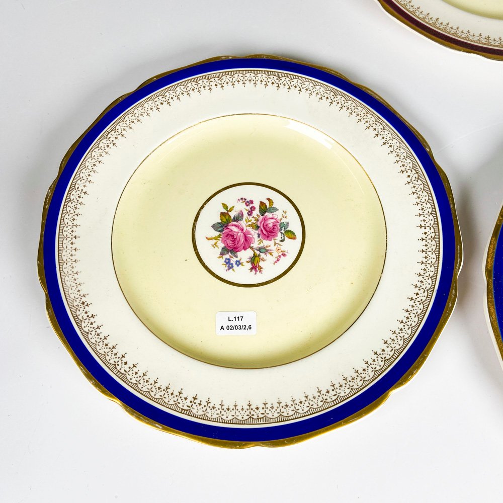 Tres platos de loza inglesa con decoración floral - imagen 3