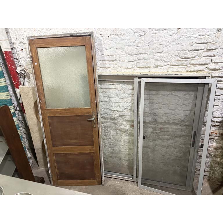 Lote anterior: Ventana de aluminio y puerta con marco para venta