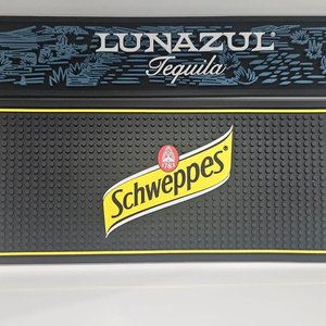 Lote siguiente: Dos Salvamanteles Publicitarios Schweppes y Lunazul Tequila