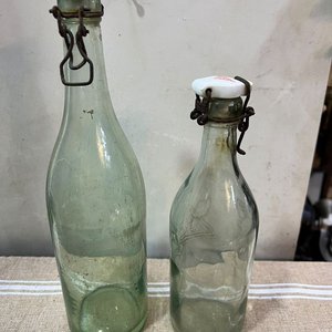 Par de Botellas Antiguas de Vidrio Verdoso con Cierre Cerámico - imagen 2
