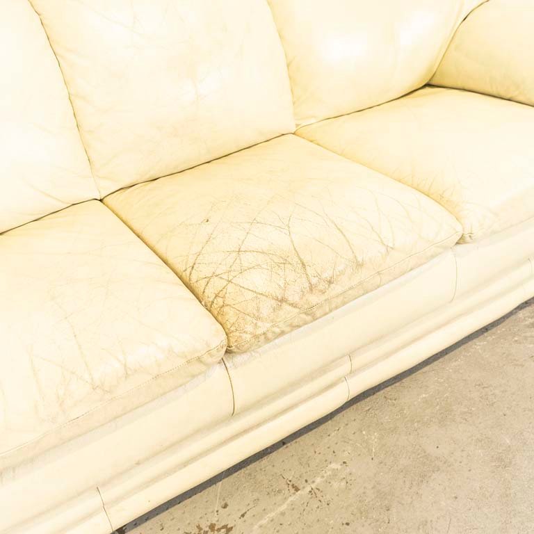 Sofá de tres cuerpos tapizado en cuero beige para venta - imagen 2