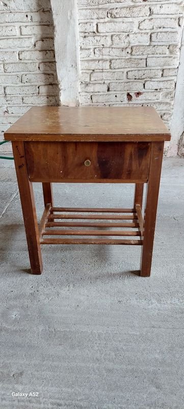 Lote anterior: Mesa de madera con cajón y estante
