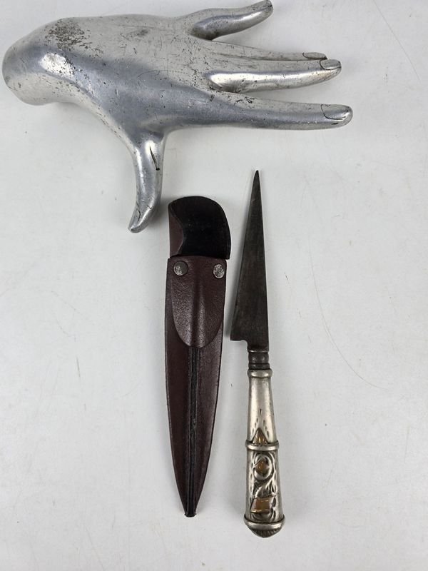 Cuchillo Criollo con Mango de Platería y Vaina de Cuero