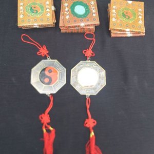 Lote siguiente: Lote de 10 Colgantes Ying Yang con Borlas Rojas