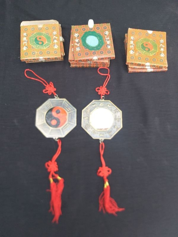 Lote de 10 Colgantes Ying Yang con Borlas Rojas
