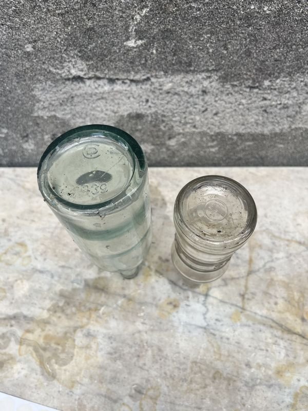 Dos botellas de Salus y Matutina, antigüedades en vidrio - imagen 6