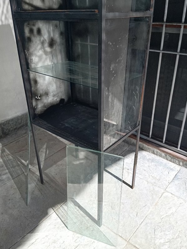 Vitrina para comercio, estructura de hierro y laterales y estantes de vidrio - imagen 5