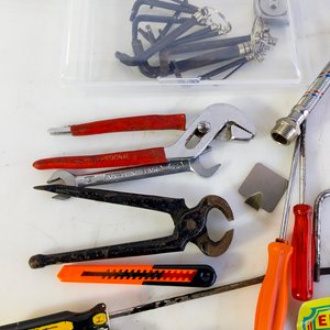 Lote de Herramientas y Accesorios Varios: Inflador, Cintas Métricas, Serruchos, Soplete y Más - imagen 4