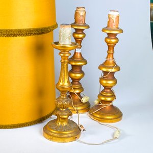Tres lamparas de madera con pantallas - imagen 3