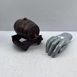 Barril de Madera Tallado con Soporte - imagen 1