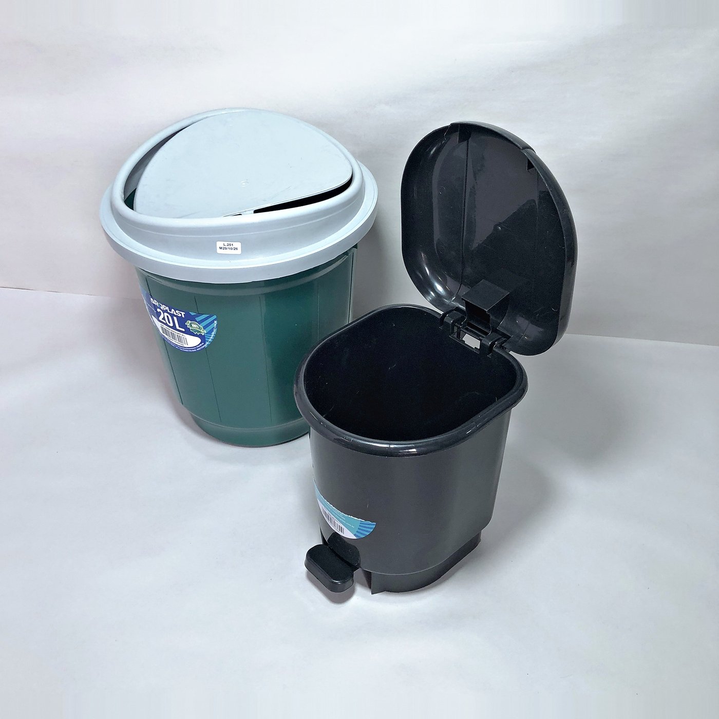 Par de Papeleras Plásticas Verdes y Negras con Tapa Basculante y Pedal