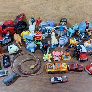 Lote siguiente: Lote de Juguetes Coleccionables McDonald's y Personajes Varios