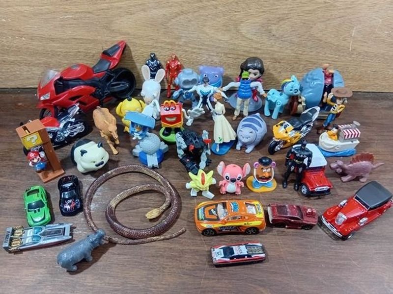 Lote de Juguetes Coleccionables McDonald's y Personajes Varios