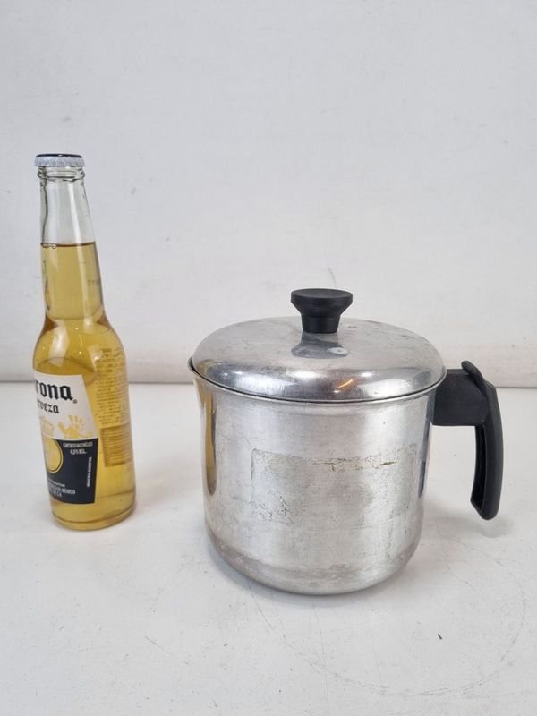 Lote siguiente: Jarra Hervidora Con Tapa de Metal