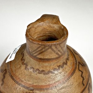 Cerámica Chilena Decorada con Diseño Geométrico y Figura Antropomorfa - Altura 15 cm - imagen 3